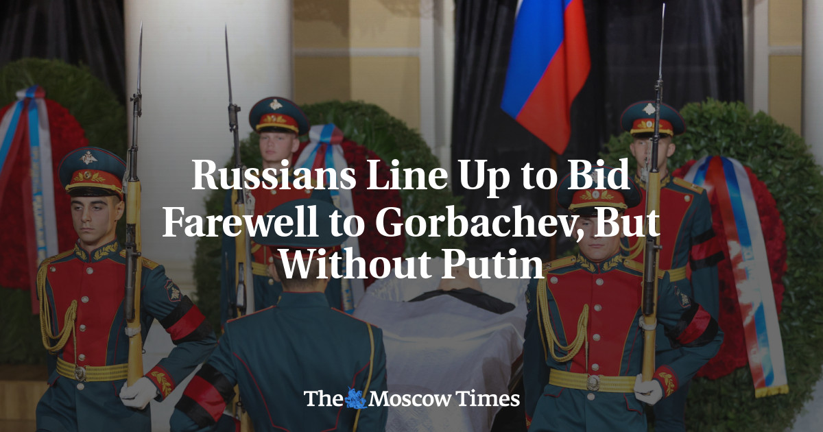 Warga Rusia berbaris untuk menyambut Gorbachev, namun tanpa Putin