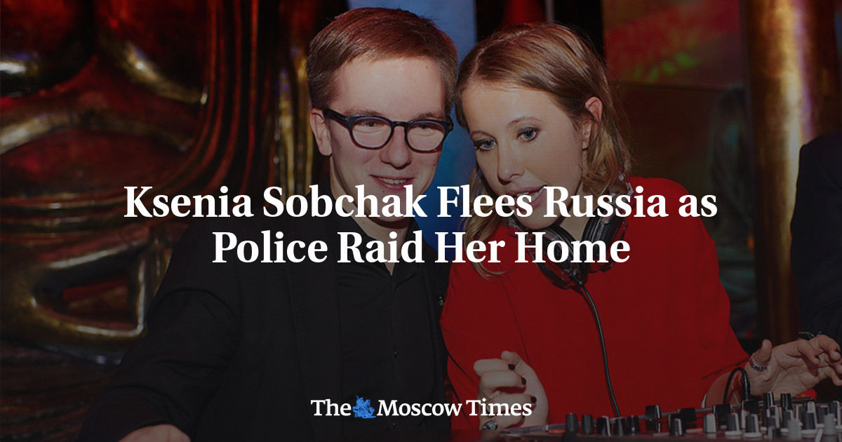 Ksenia Sobchakは、警察が彼女の家を襲撃しながらロシアを脱出した。