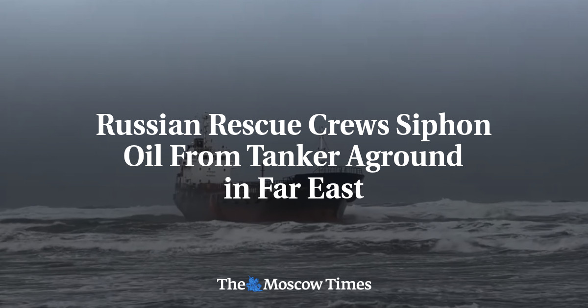 Российские спасатели откачали нефть из застрявшего танкера на Дальнем Востоке