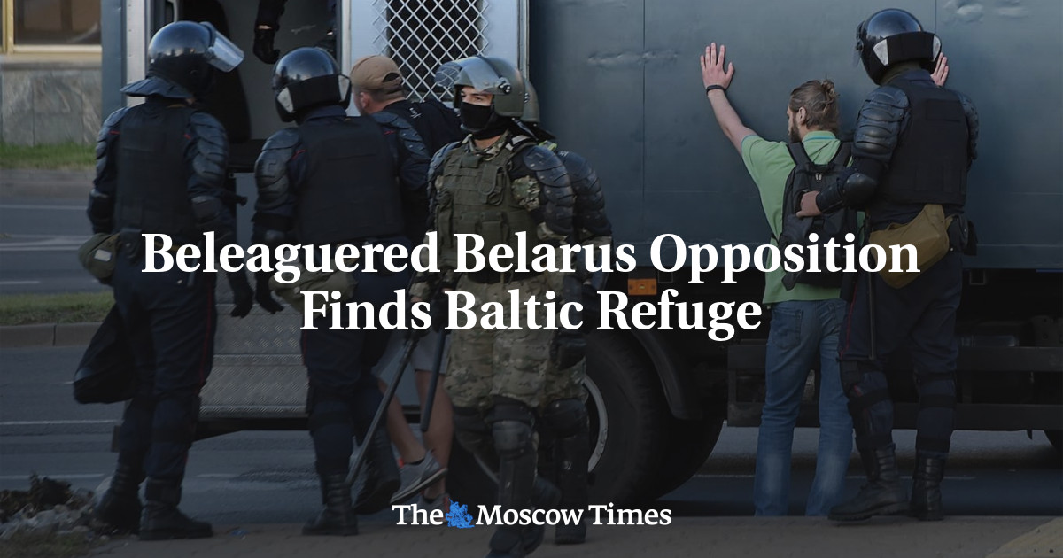Oposisi Belarusia yang terkepung menemukan perlindungan Baltik