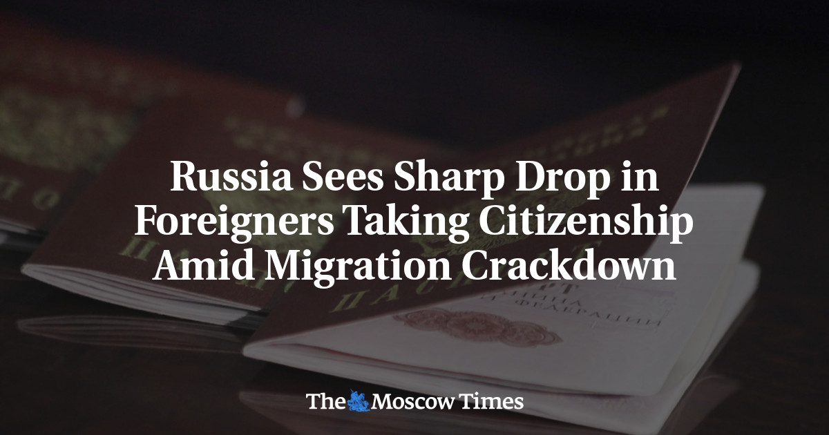 Russia Sees Sharp Drop in Foreigners Taking Citizenship Amid Migration Crackdown