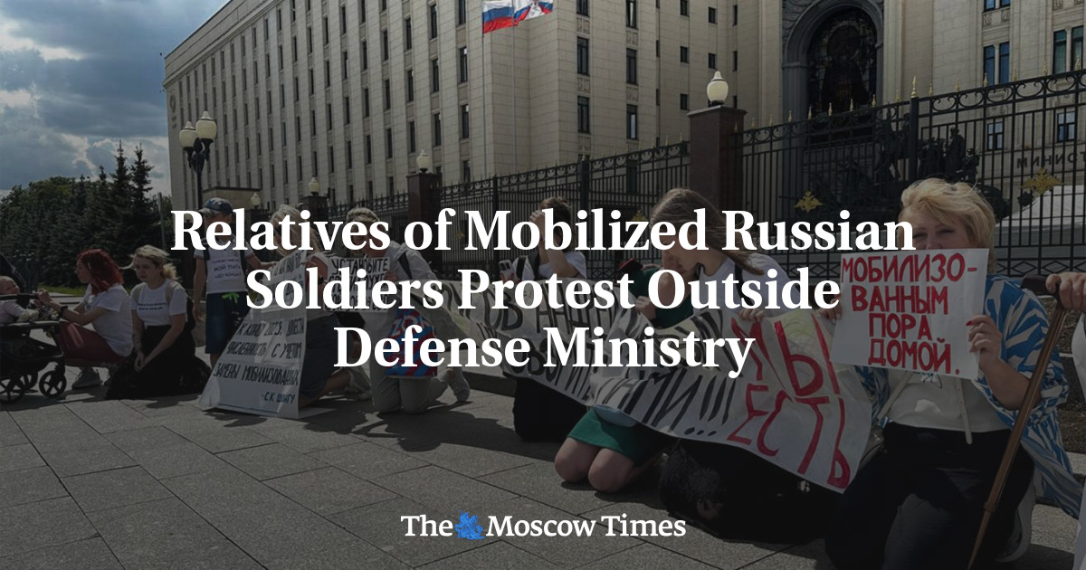 Родственники мобилизованных российских солдат устроили акцию перед зданием Минобороны