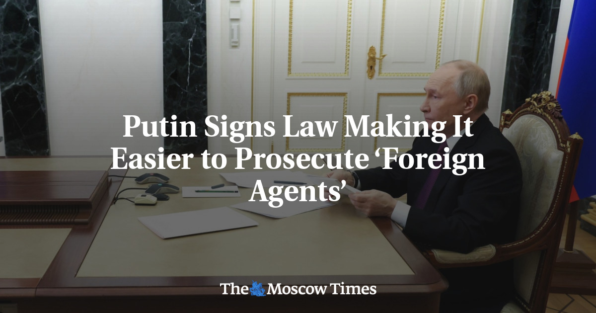 Putin Signs Law Making It Easier to Prosecute ‘Foreign Agents’