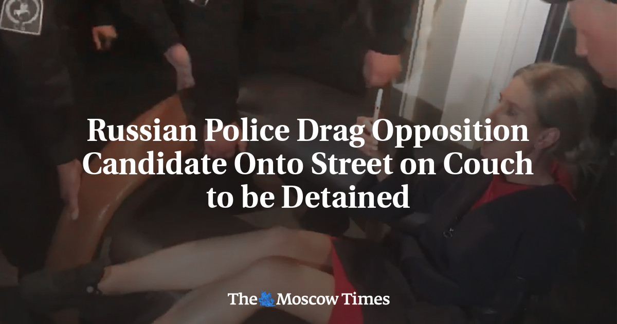 Polisi Rusia menyeret kandidat oposisi ke jalan di sofa untuk ditahan