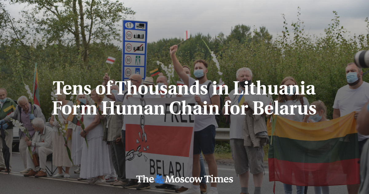 Puluhan ribu orang di Lituania membentuk rantai manusia menuju Belarusia