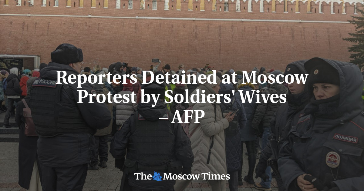 Reporters Detained at Moscow Protest by Soldiers' Wives – AFP