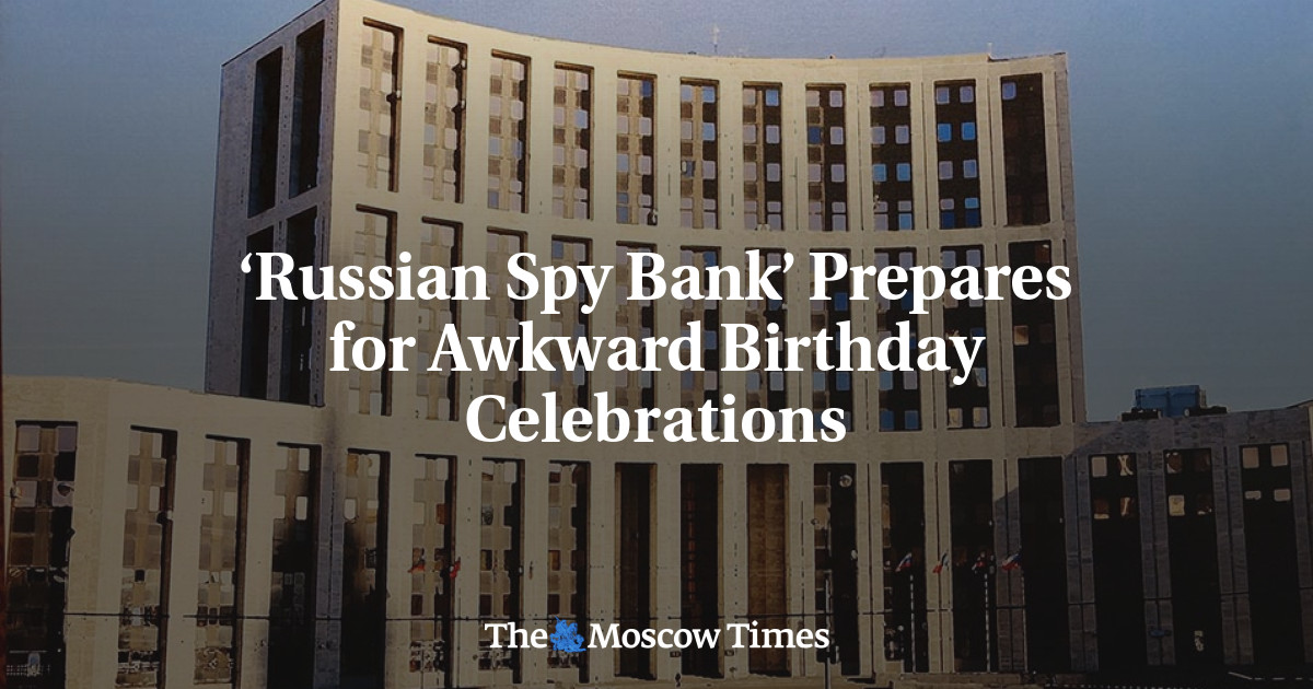 ‘Russian Spy Bank’ mempersiapkan perayaan ulang tahun yang canggung