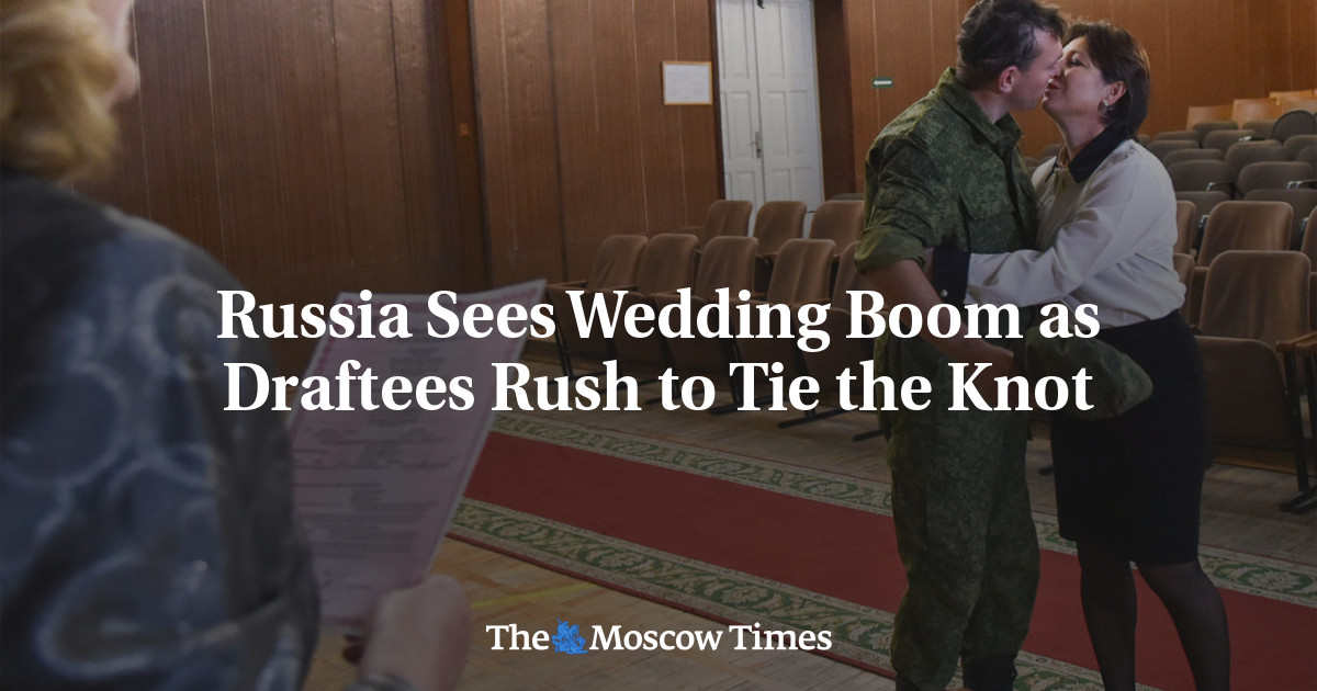 В России наблюдается брачный бум, новобранцы спешат жениться