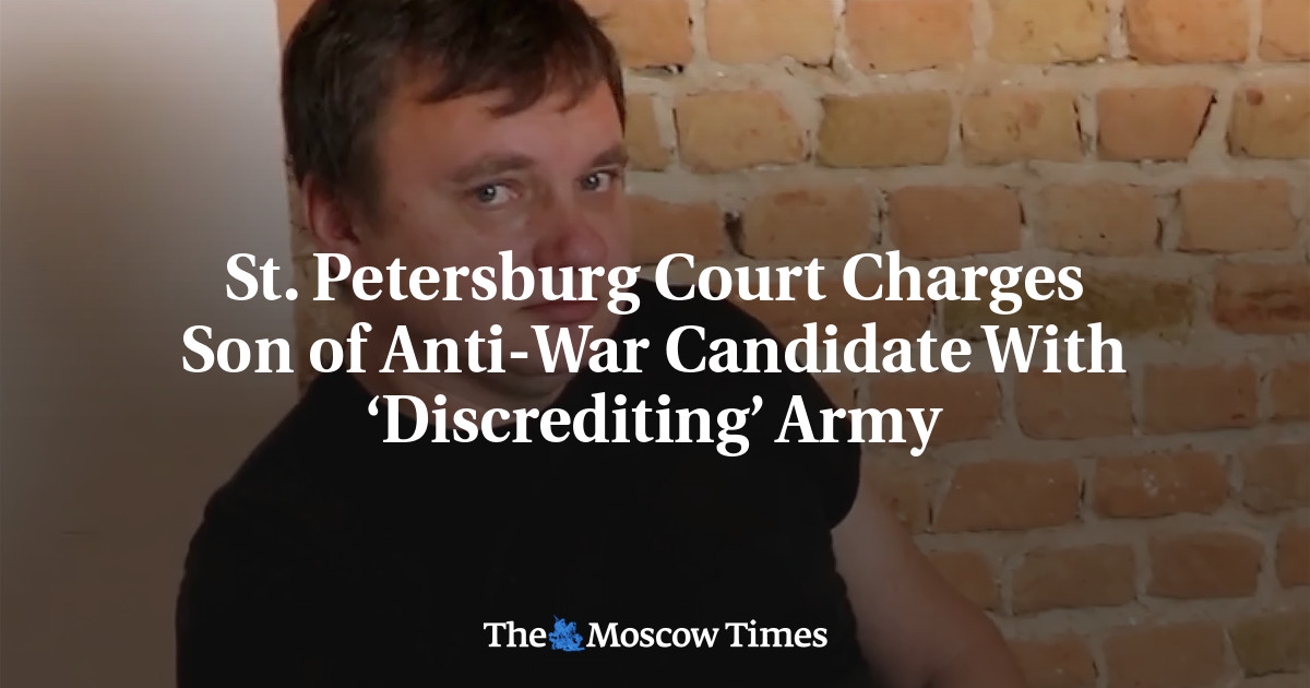 Court in St. Petersburg charges son of anti-war candidate with “discrediting” the army