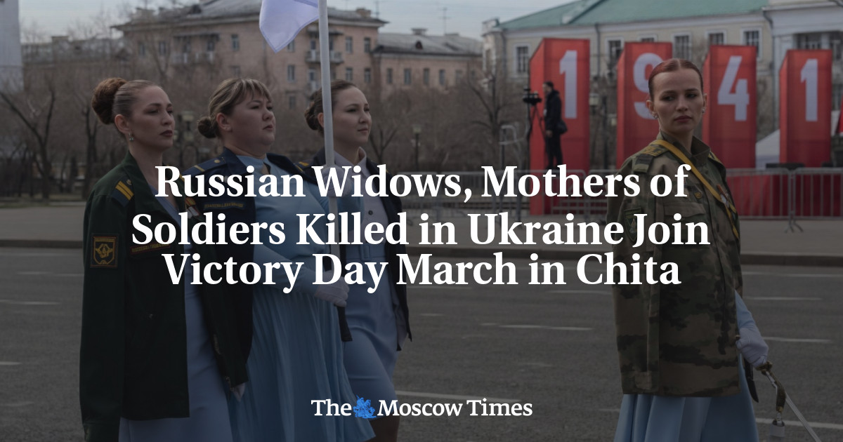 Russian Widows, Mothers of Soldiers Killed in Ukraine Join Victory Day March in Chita