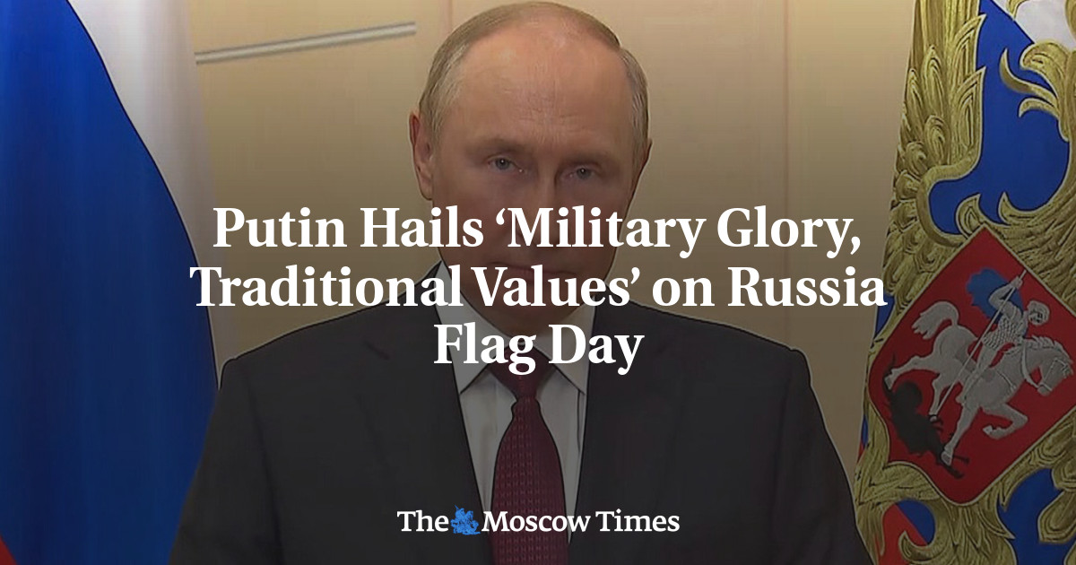 Путин приветствовал «воинскую славу и традиционные ценности» в День российского флага