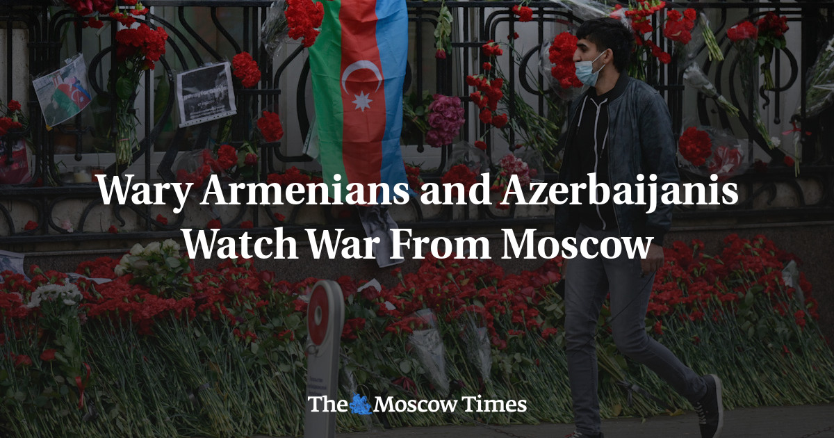 Warga Armenia dan Azerbaijan yang waspada menyaksikan perang dari Moskow