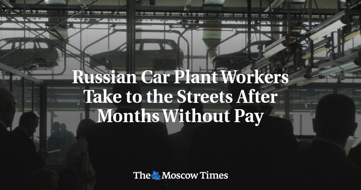 Pekerja pabrik mobil Rusia turun ke jalan setelah berbulan-bulan tanpa gaji