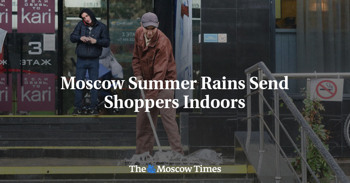 Hujan musim panas Moskow mengirim pembeli ke dalam ruangan