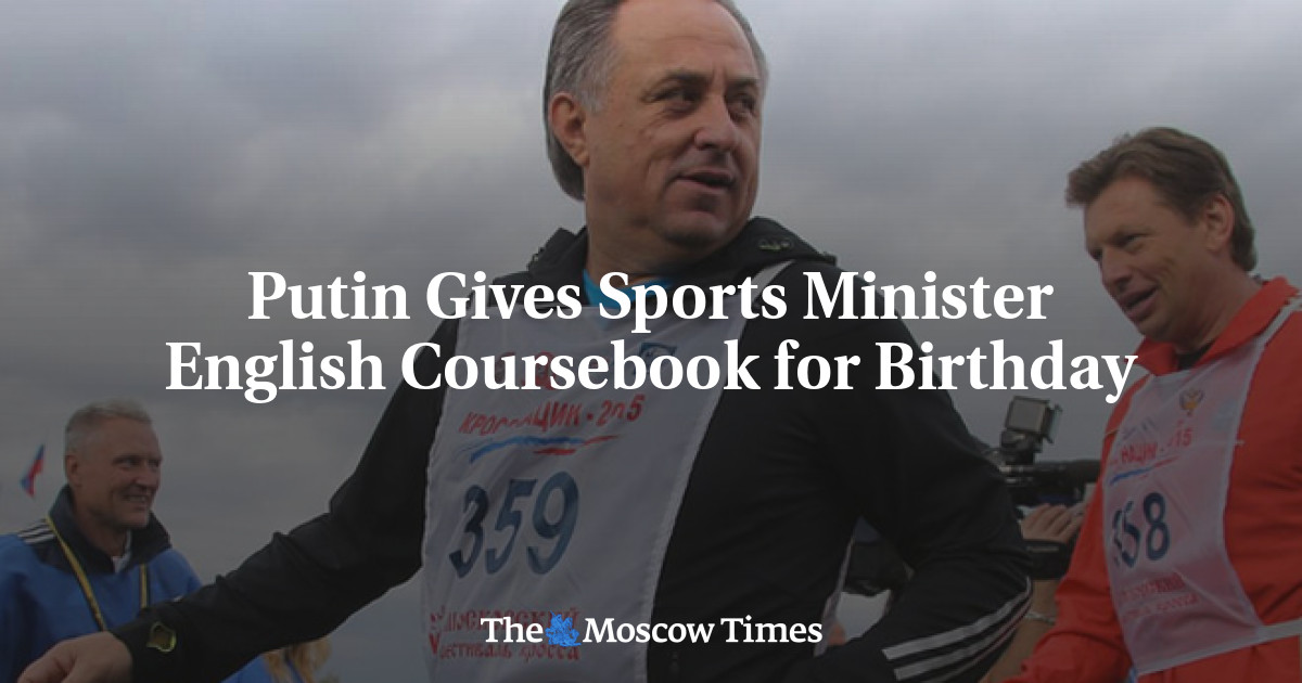 Putin memberikan buku kursus bahasa Inggris menteri olahraga untuk ulang tahun