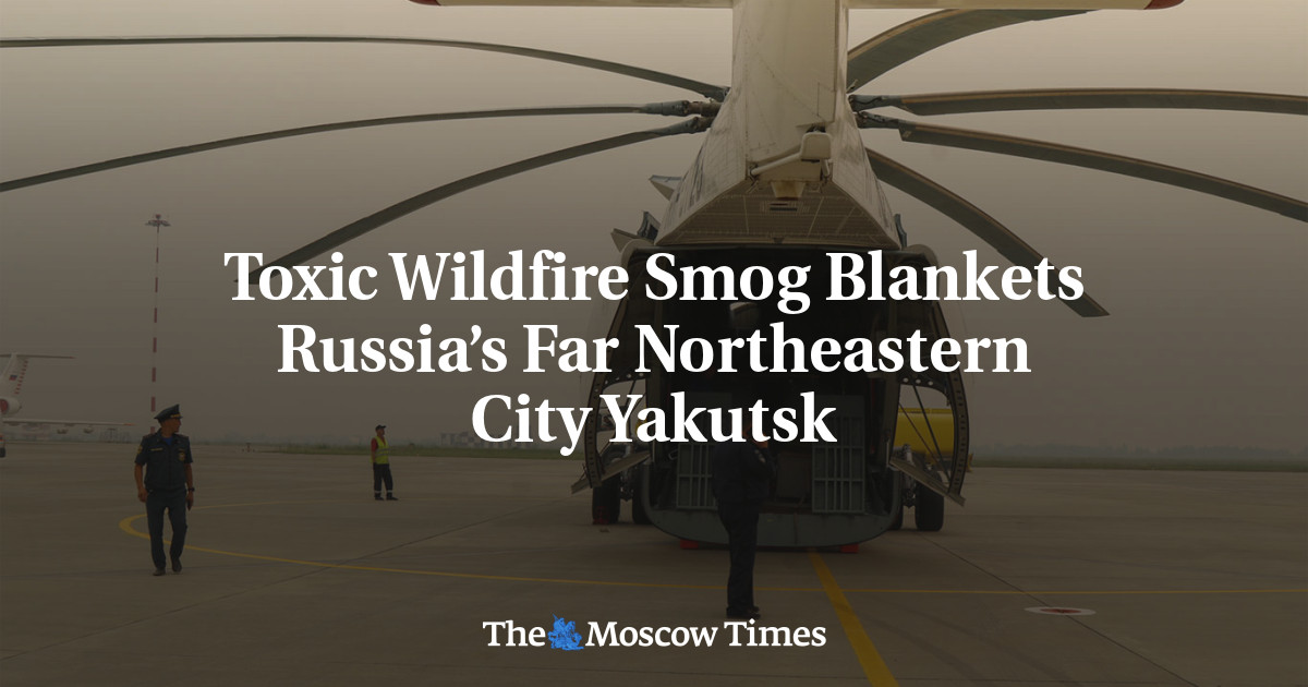 Токсичный смог от лесных пожаров окутал город Якутск на крайнем северо-востоке России.