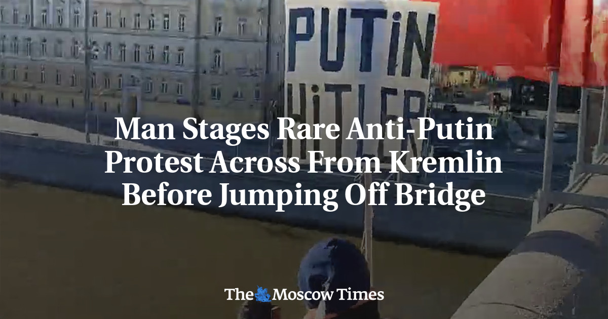 Man Stages Rare Anti-Putin Protest Across From Kremlin Before Jumping Off Bridge - The Moscow Times