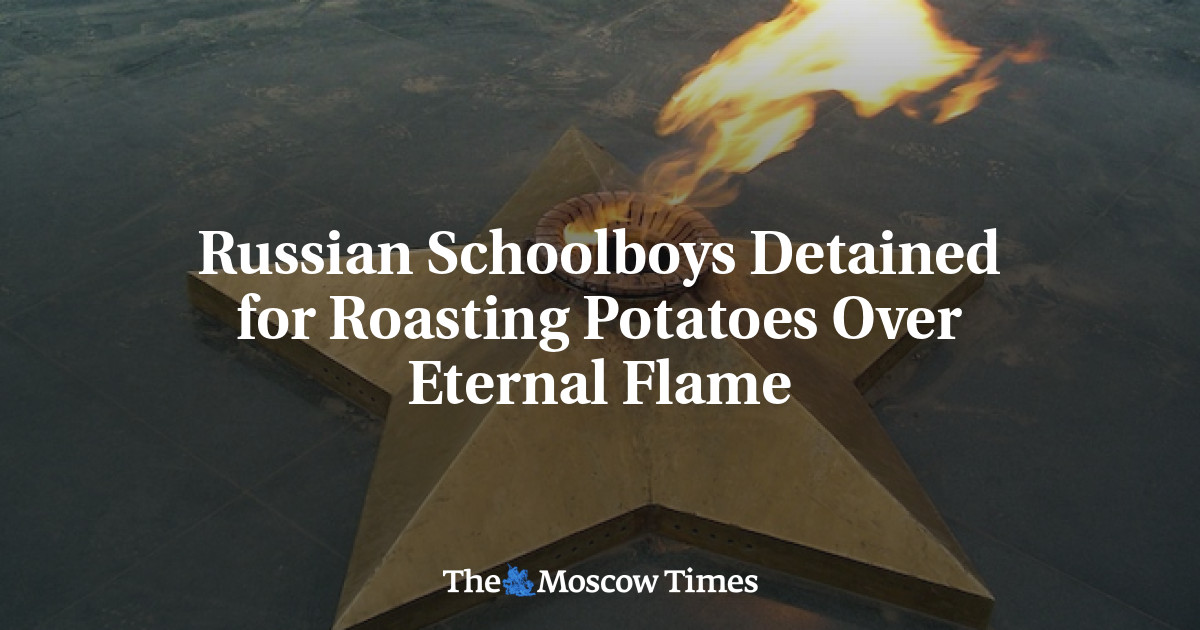 Siswa sekolah Rusia ditahan karena memanggang kentang di atas api abadi