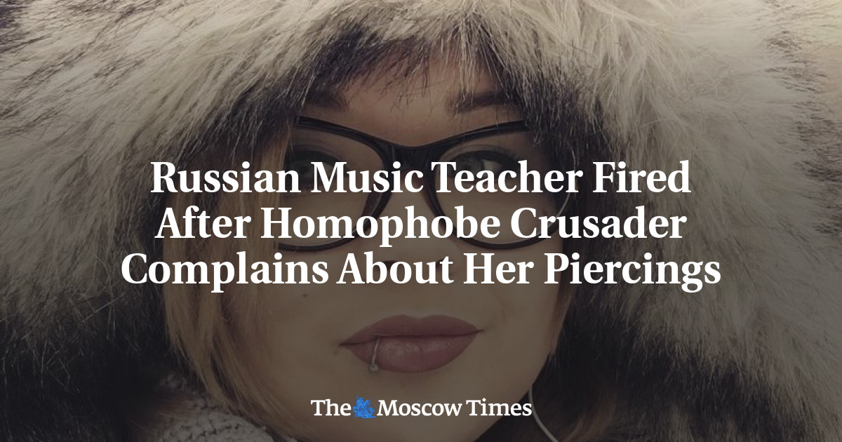 Guru musik Rusia dipecat setelah tentara salib homofobia mengeluh tentang tindikannya