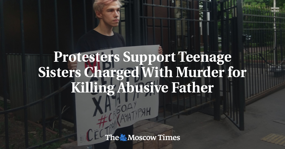Para pengunjuk rasa mendukung saudari remaja yang didakwa dengan pembunuhan karena membunuh ayah yang kasar