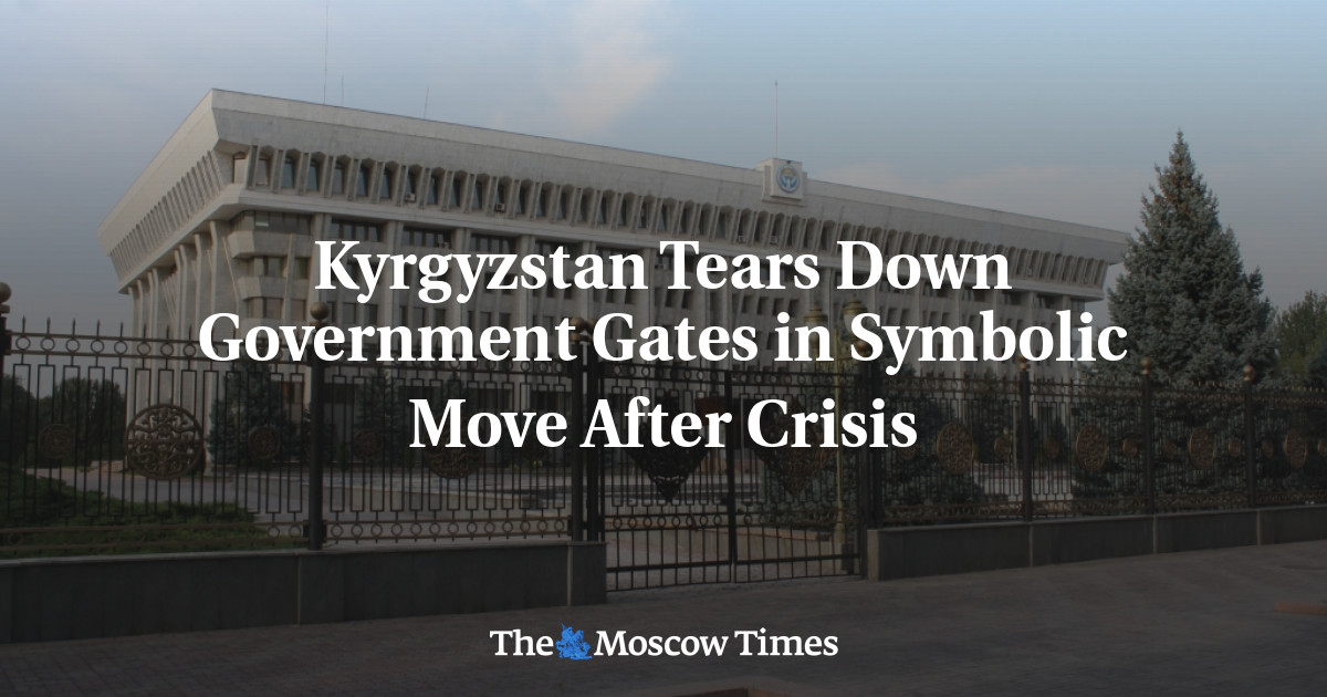 Kyrgyzstan merobohkan gerbang pemerintahan sebagai langkah simbolis menuju krisis