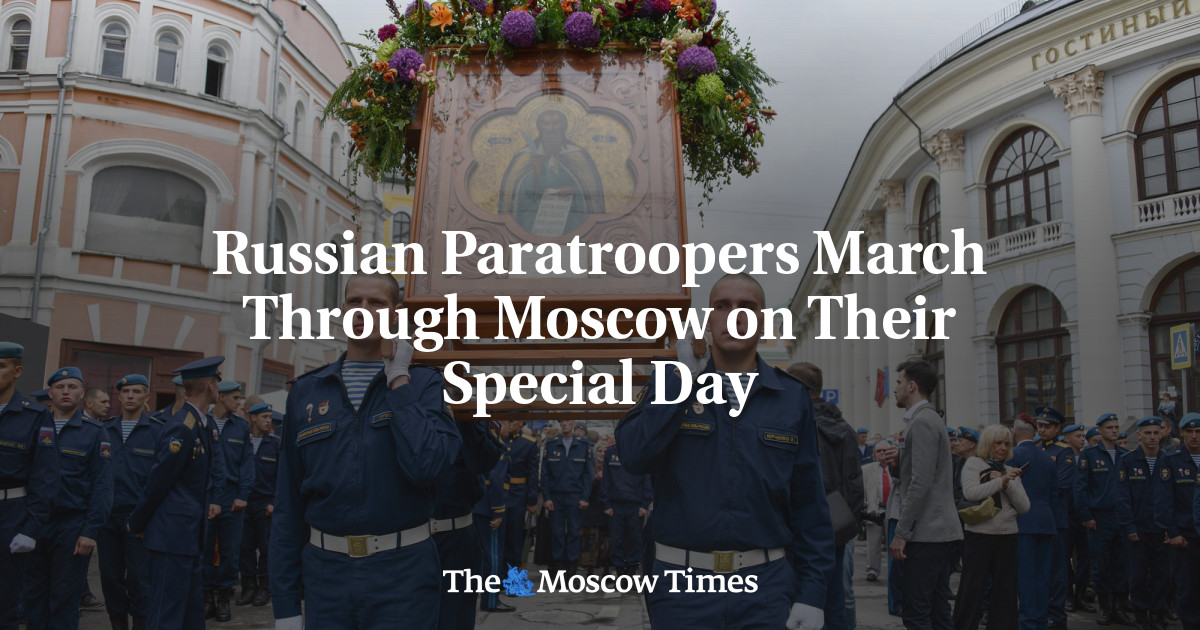 Russian Paratroopers March Through Moscow on Their Special Day - The ...