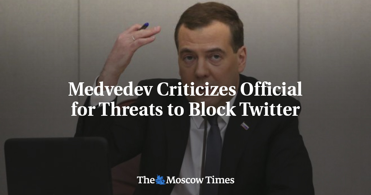 Medvedev mengkritik pejabat tersebut atas ancaman untuk memblokir Twitter