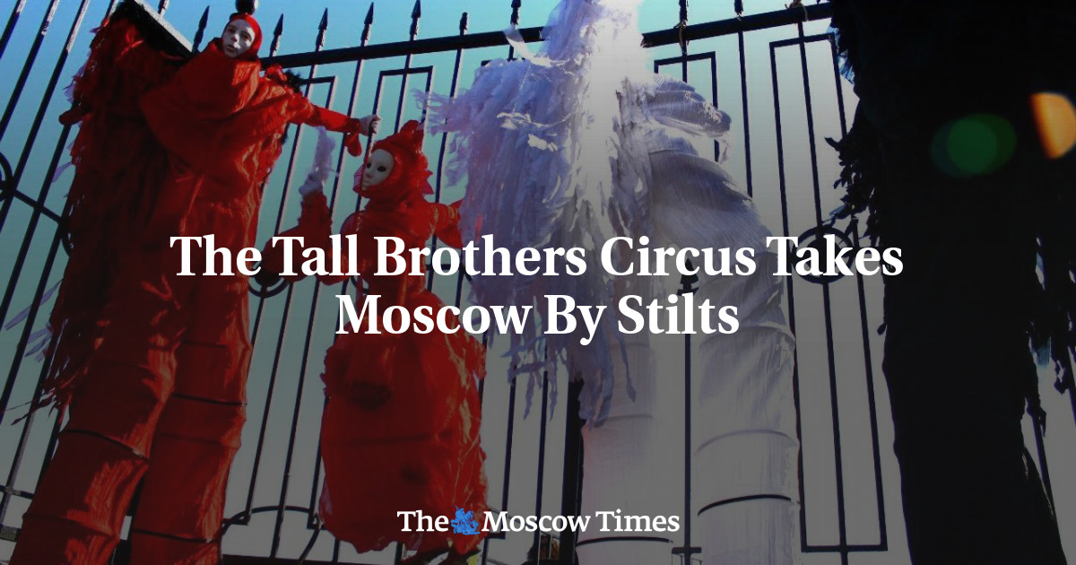 Sirkus Tall Brothers membawa panggung ke Moskow