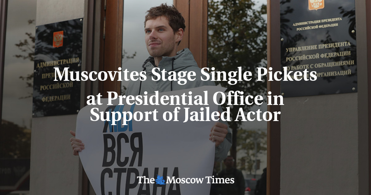 Warga Moskow mengangkat satu paket di kantor kepresidenan untuk mendukung aktor yang dipenjara