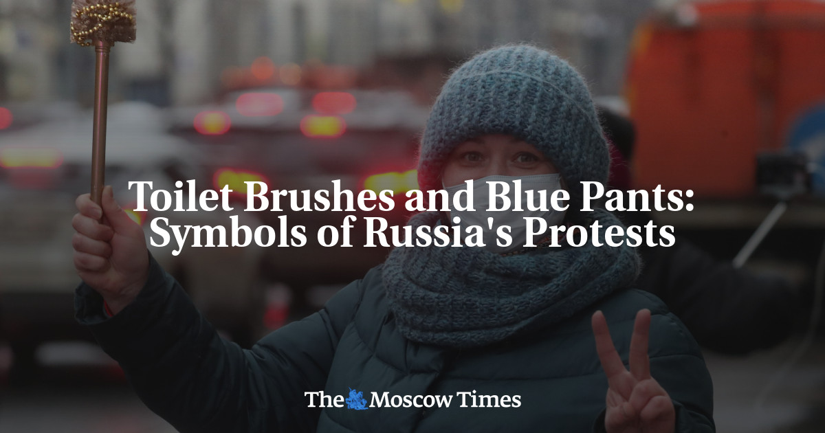 Sikat toilet dan celana biru: simbol protes Rusia