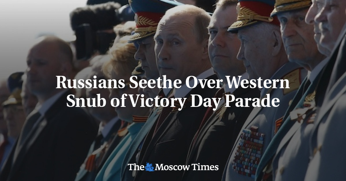 Orang Rusia melihat Parade di Western Snub atau Victory Day