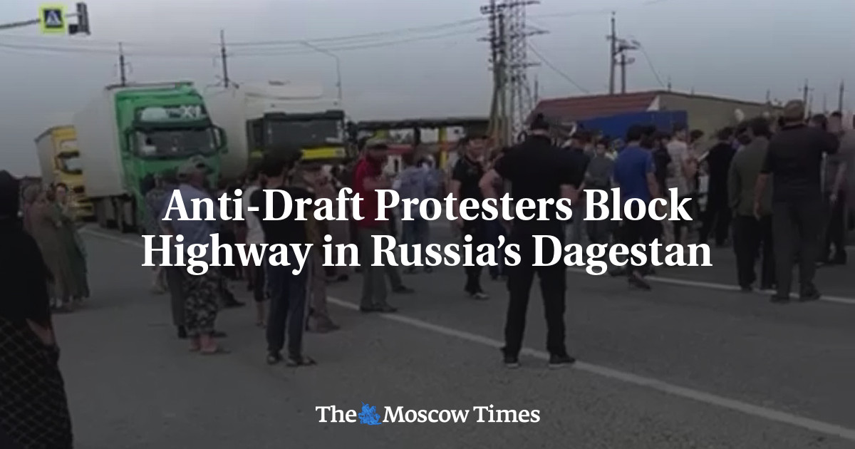 Протестующие против засухи перекрыли трассу в Дагестане.