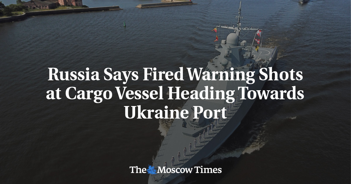 Россия заявила, что открыла предупредительный огонь по грузовому судну, направлявшемуся в украинский порт.