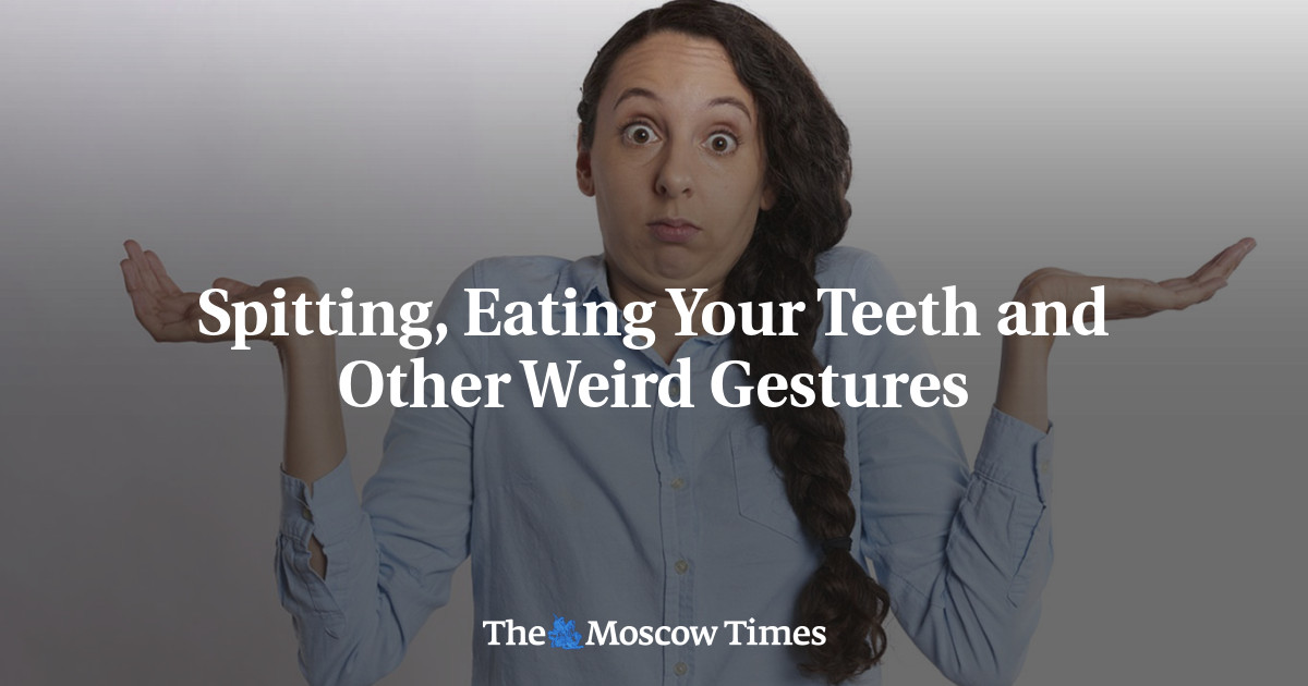 Meludah, makan gigi dan gerakan aneh lainnya