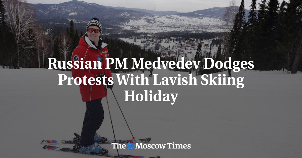 Perdana Menteri Rusia Medvedev menghindari protes dengan liburan ski yang mewah