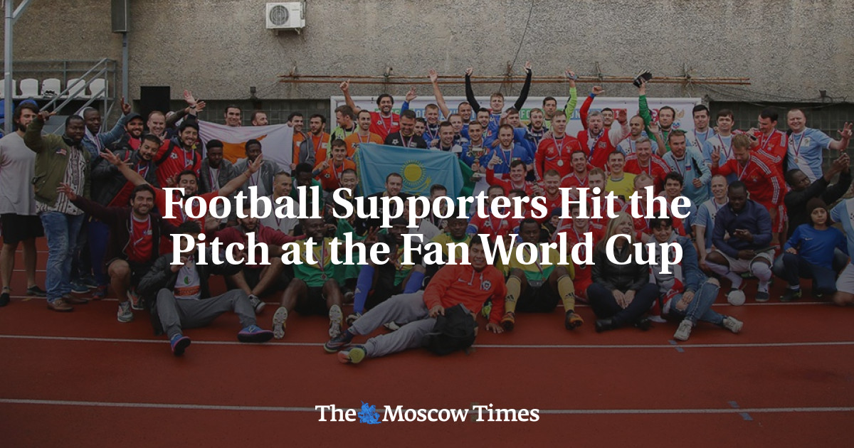 Penggemar sepak bola memukul lapangan pada penggemar Piala Dunia