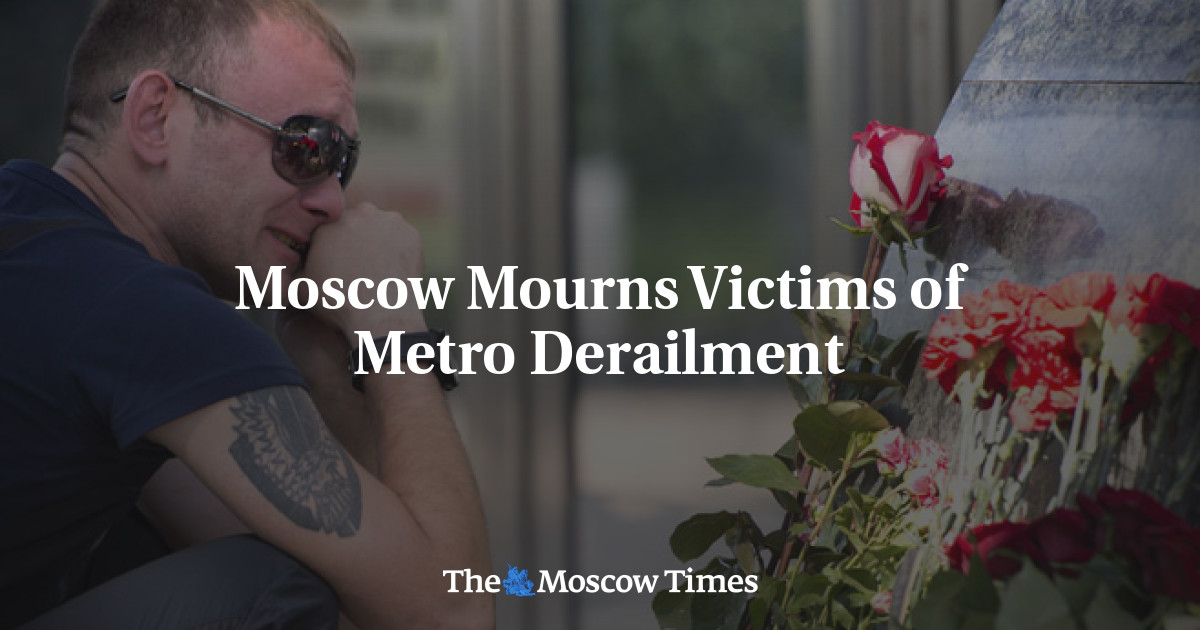 Moscow Mourns Victims Of Metro Derailment 5114