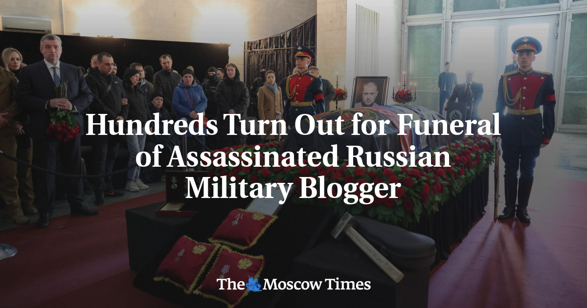 Ratusan muncul untuk pemakaman blogger militer Rusia yang terbunuh