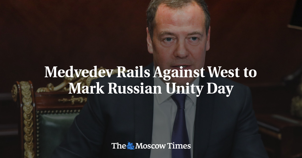 Медведев обрушился на Запад, чтобы отметить День единства России