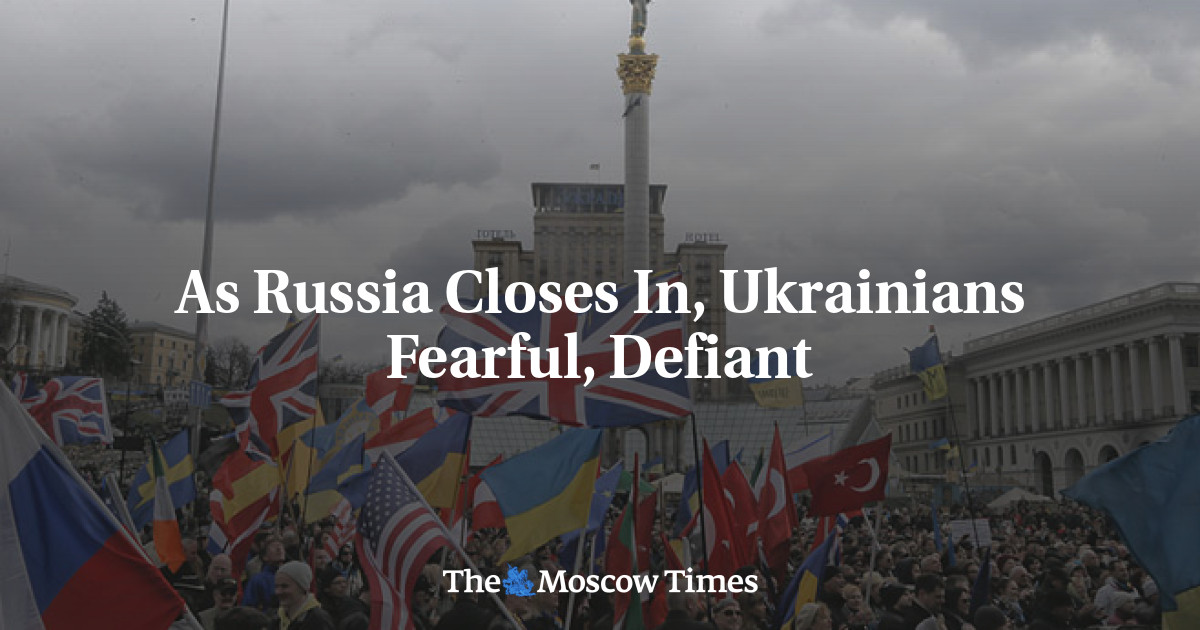 As Russia Closes In, Ukrainians Fearful, Defiant