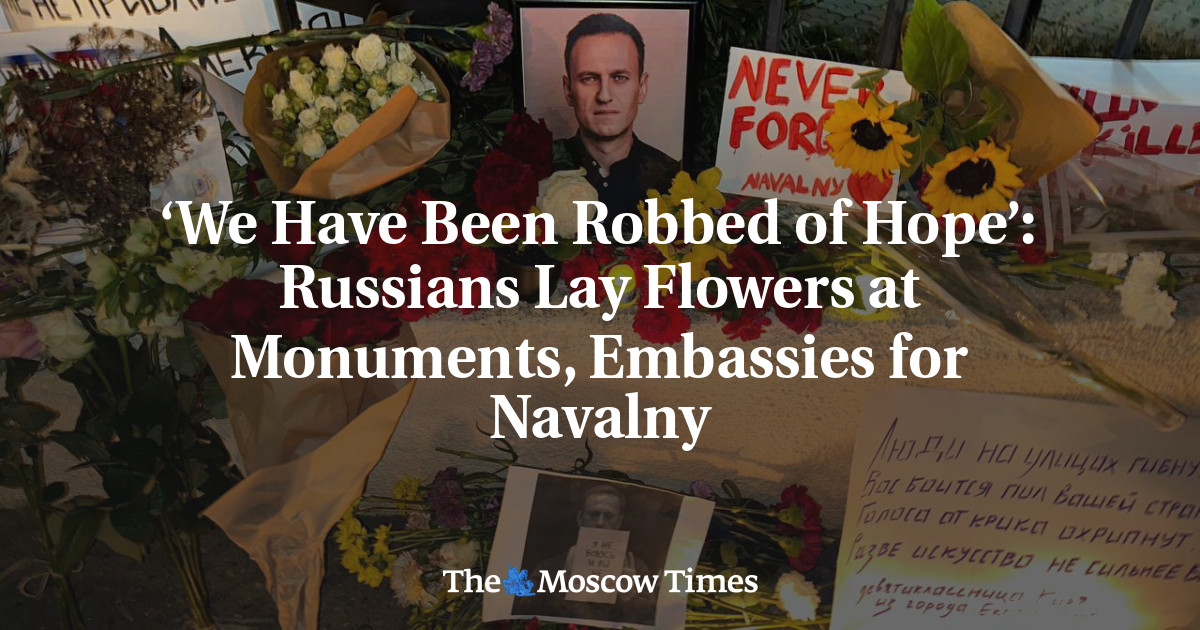 «Нас лишили всякой надежды»: россияне возлагают цветы к памятникам Навальному и посольствам