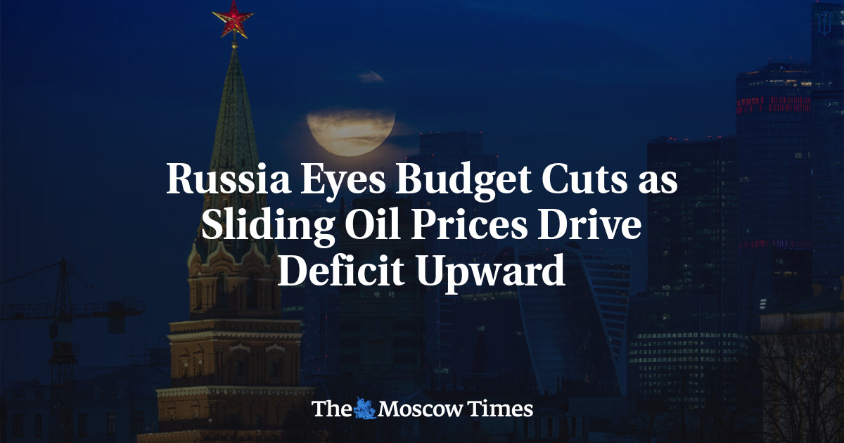 Russia Eyes Budget Cuts as Sliding Oil Prices Drive Deficit Upward