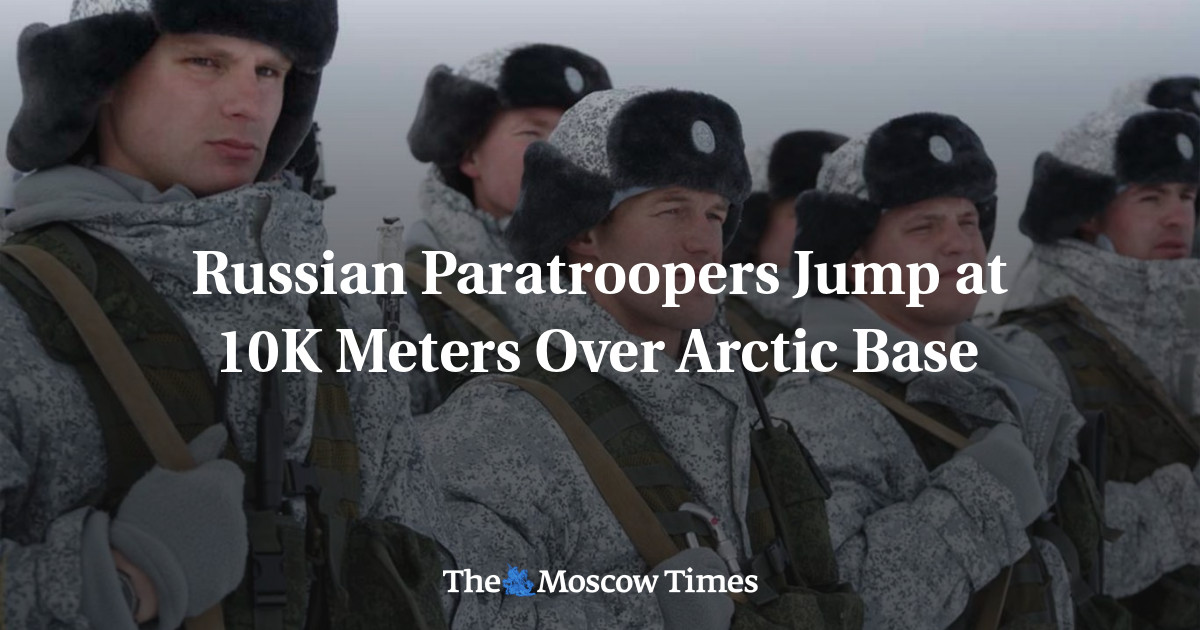Pasukan terjun payung Rusia melompati pangkalan Arktik pada ketinggian 10 ribu meter