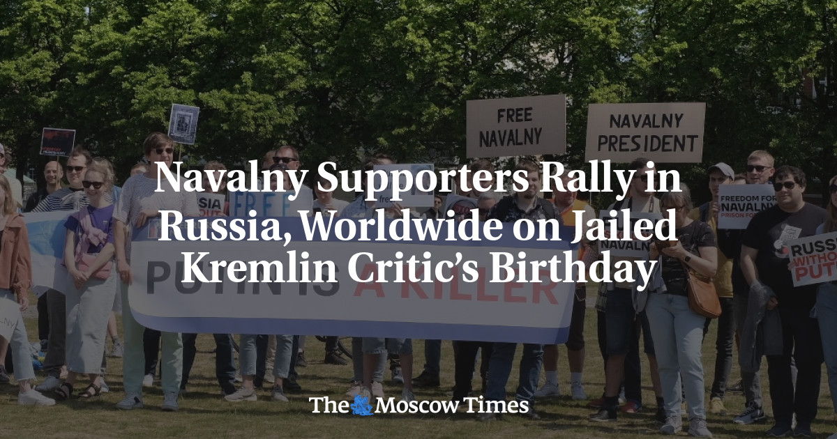 Митинги сторонников Навального в России и по всему миру в честь дня рождения заключенного в тюрьму критика Кремля