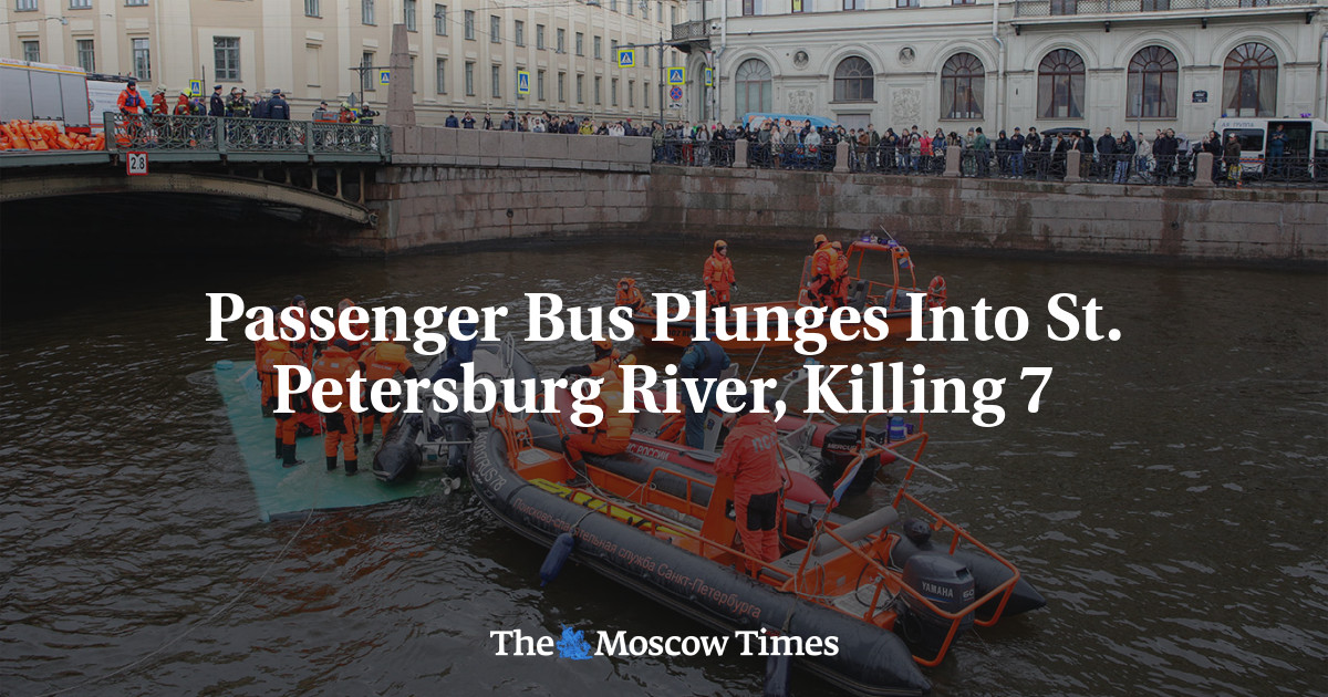 Egy személybusz a Szentpétervár folyóba zuhan, 4 ember meghalt