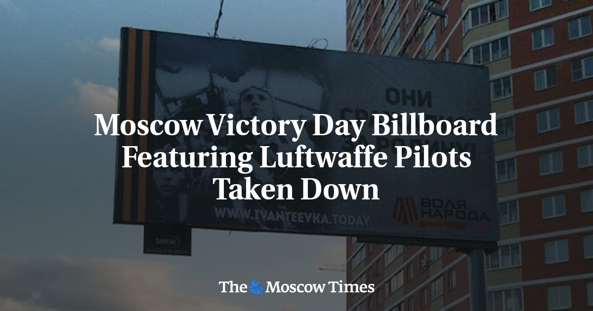 Billboard Hari Kemenangan Moskwa dengan foto para pilot Luftwaffe