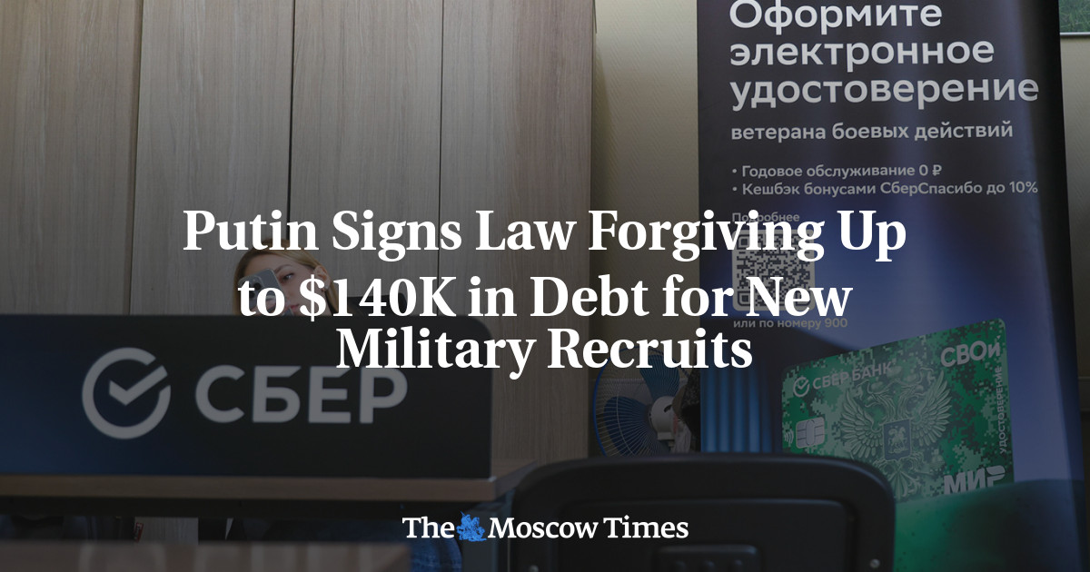 Putin Signs Law Forgiving Up to $140K in Debt for New Military Recruits