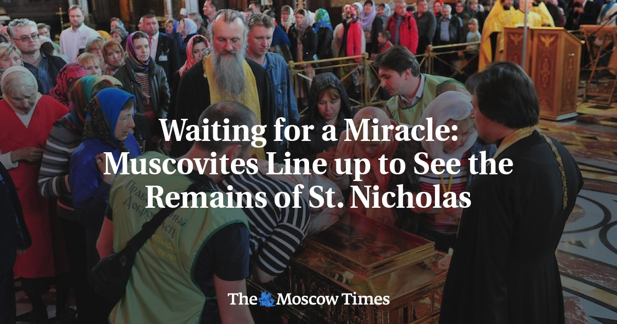 Warga Moskow berbaris untuk relik St.  Nicholas untuk melihat