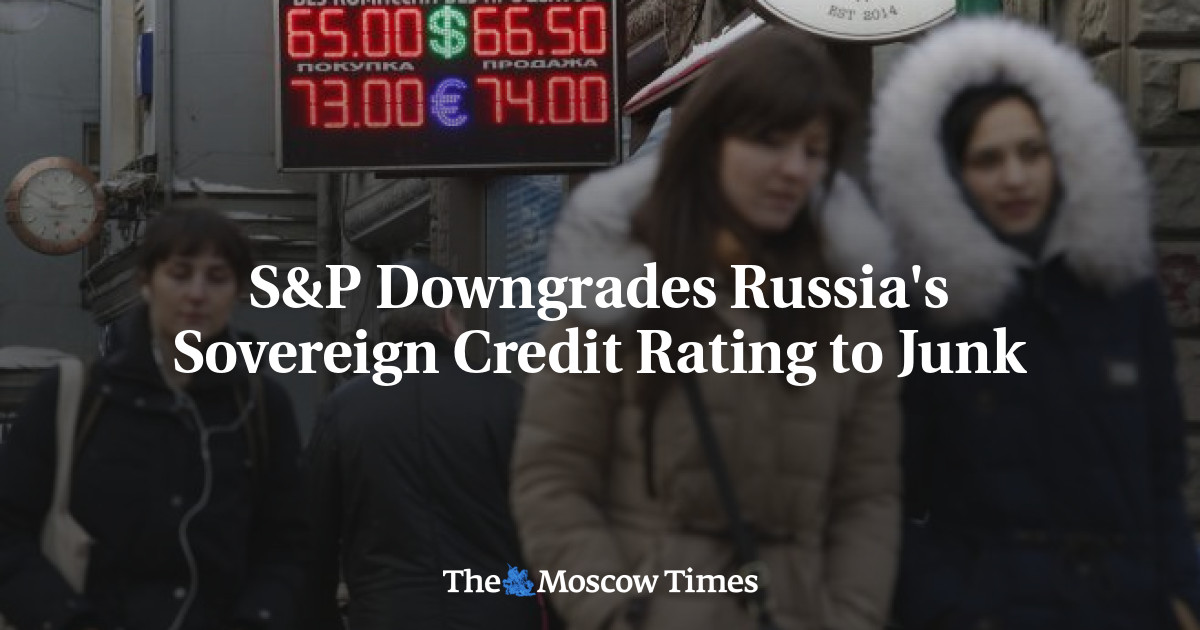 S&P menurunkan peringkat kredit negara Rusia menjadi sampah