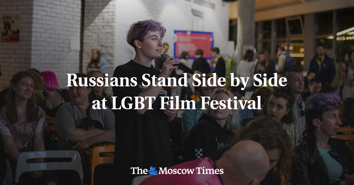 Warga Rusia berdiri berdampingan di festival film LGBT